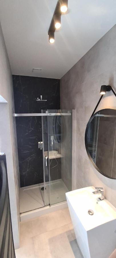 جاره Apartsuites I Sorau المظهر الخارجي الصورة A shower enclosure