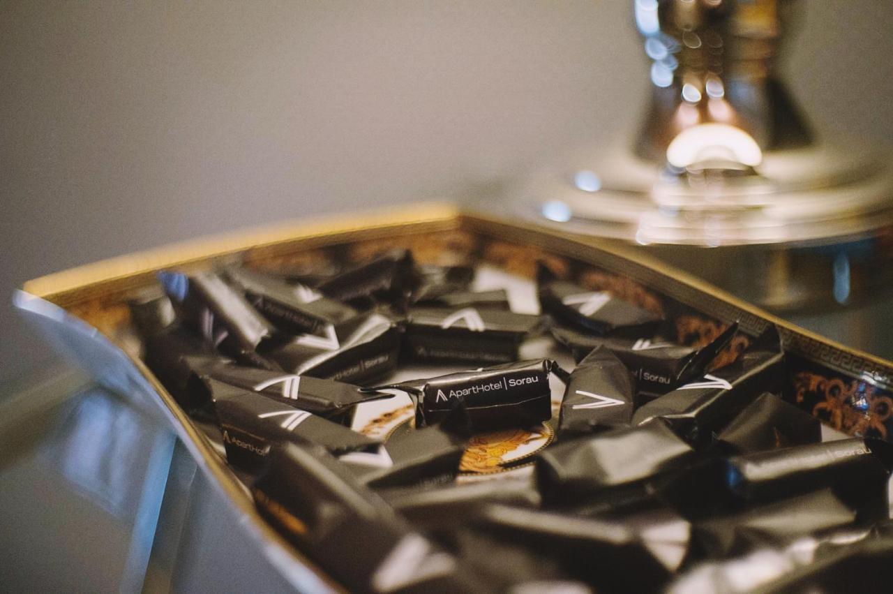 جاره Apartsuites I Sorau المظهر الخارجي الصورة A box of After Eight