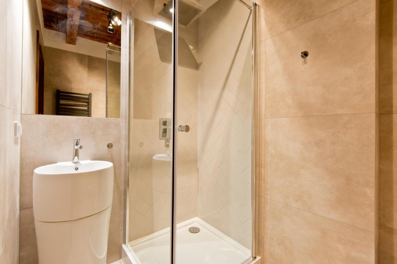 جاره Apartsuites I Sorau المظهر الخارجي الصورة A shower cubicle