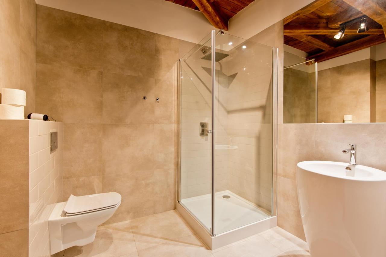 جاره Apartsuites I Sorau المظهر الخارجي الصورة A shower enclosure