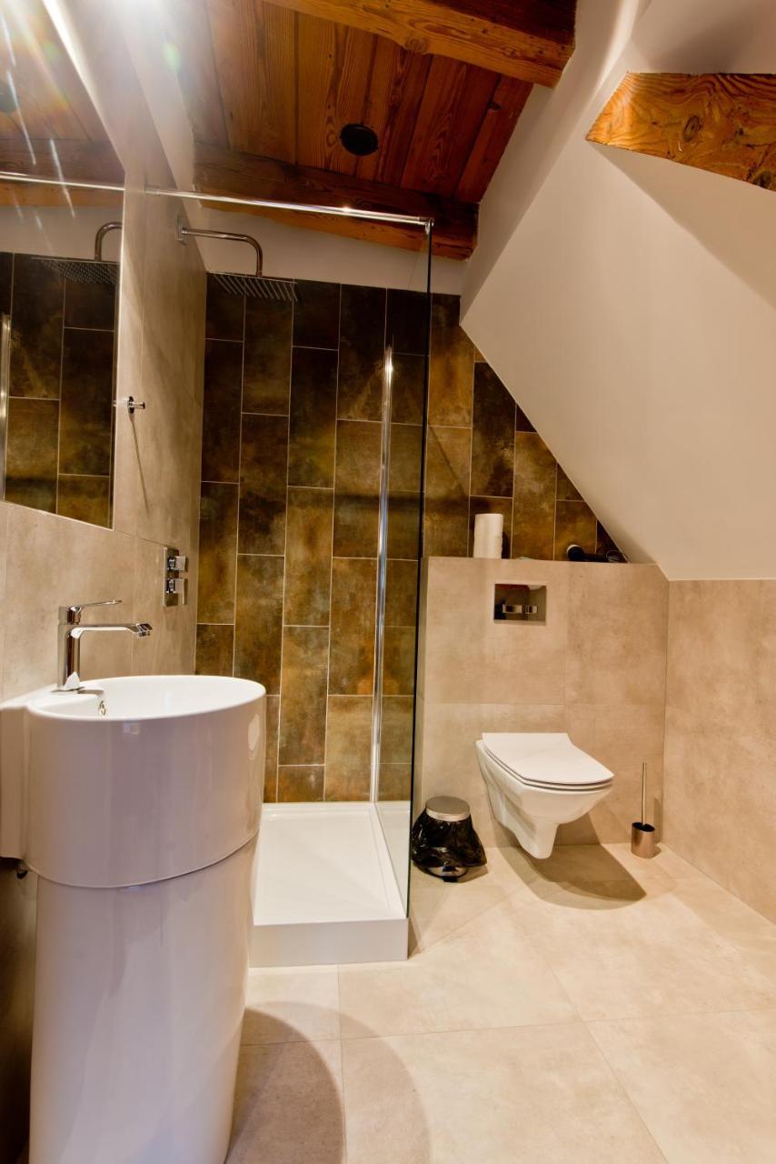 جاره Apartsuites I Sorau المظهر الخارجي الصورة A wet room