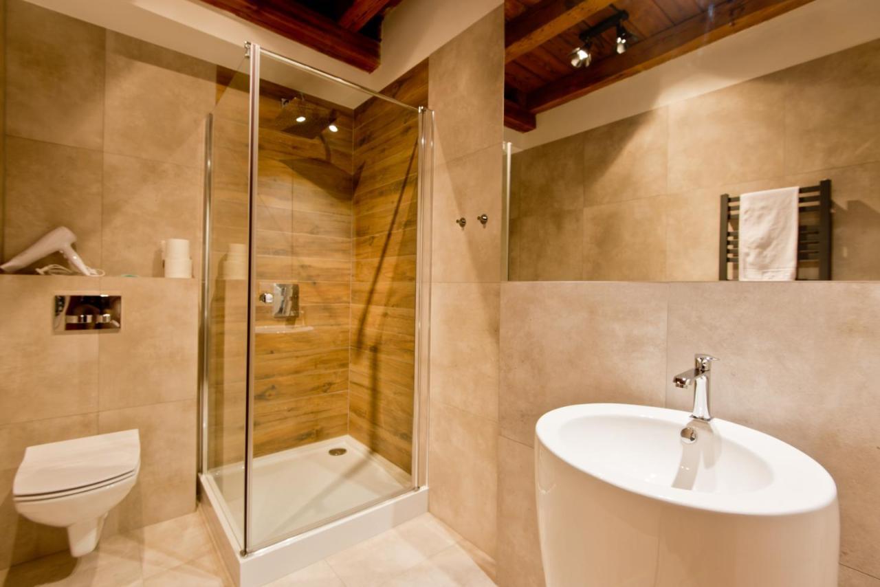 جاره Apartsuites I Sorau المظهر الخارجي الصورة A shower enclosure