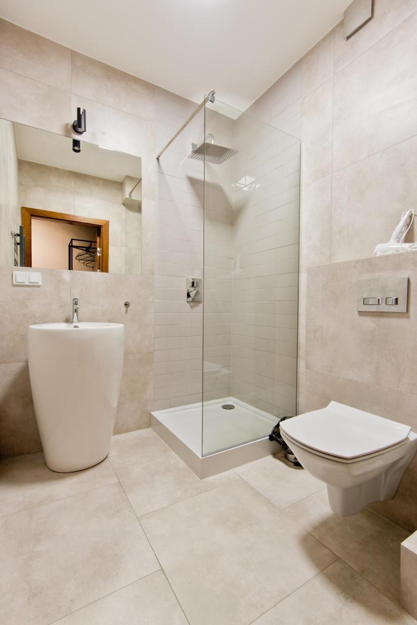 جاره Apartsuites I Sorau المظهر الخارجي الصورة A shower cubicle