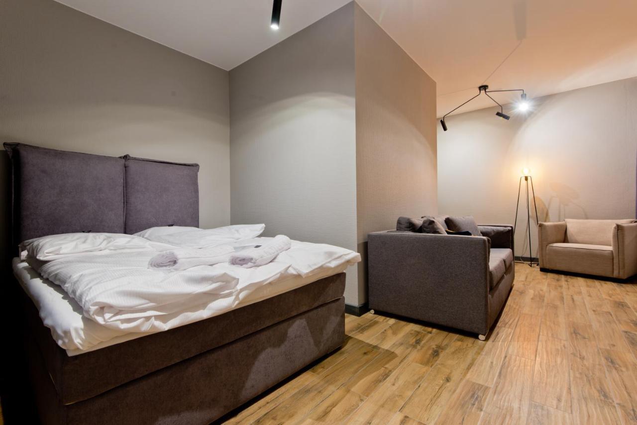 جاره Apartsuites I Sorau المظهر الخارجي الصورة A bedroom with a sofa bed
