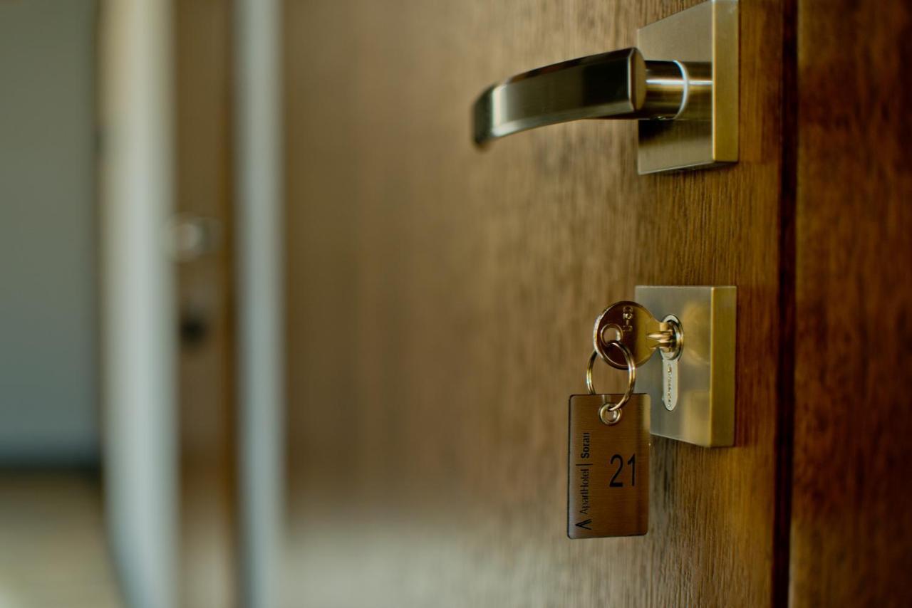 جاره Apartsuites I Sorau المظهر الخارجي الصورة A door with a key in the lock